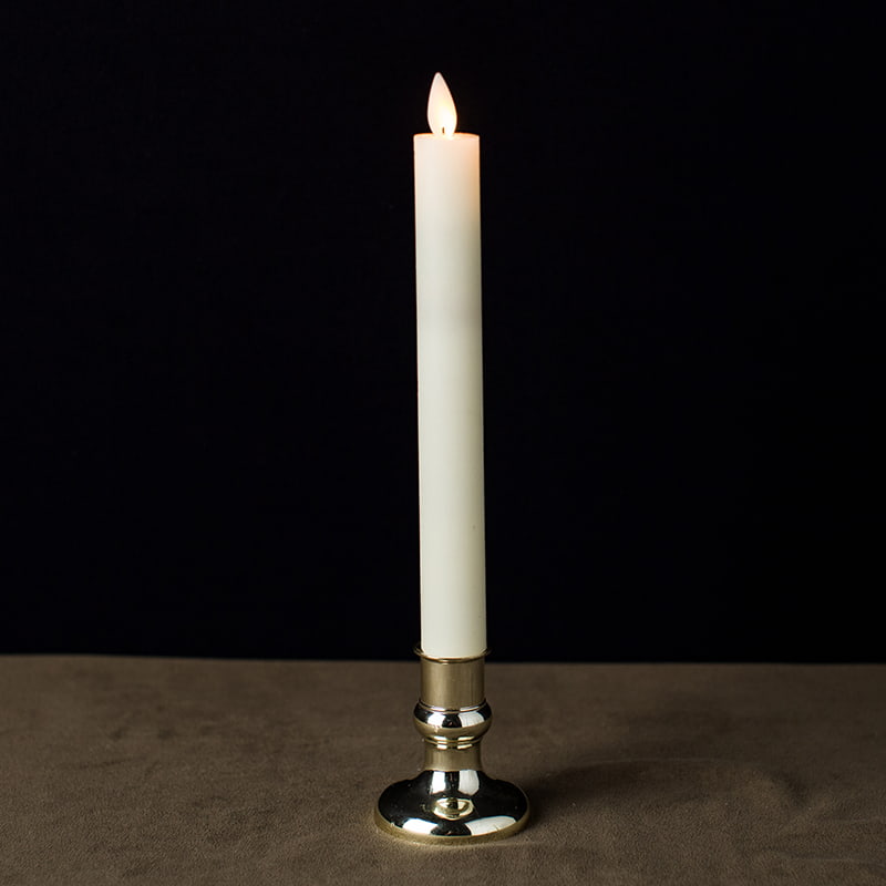 Elfenben flimrande flamlösa koniska ljus