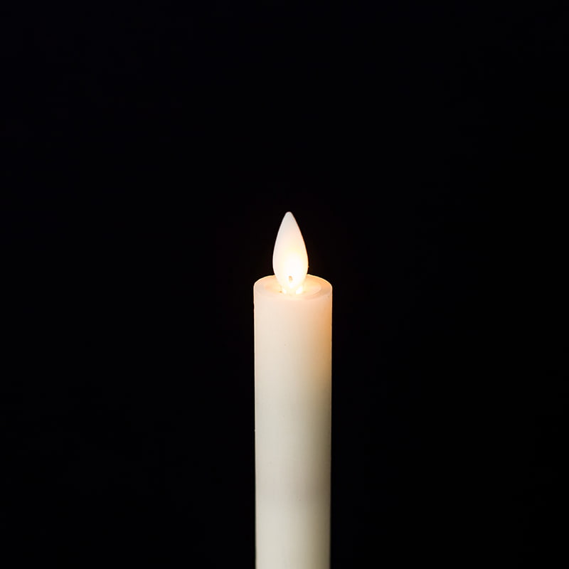 Elfenben flimrande flamlösa koniska ljus